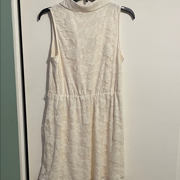 Sleeveless Lace Dress with Collar - Picture 7 of 7